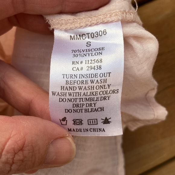 mM Couture  peach colour, ruffled, fitted , buttoned sleeveless blouse - Picture 6 of 14